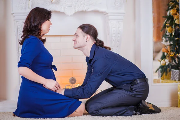 Schwangere Frau umarmt — Stockfoto