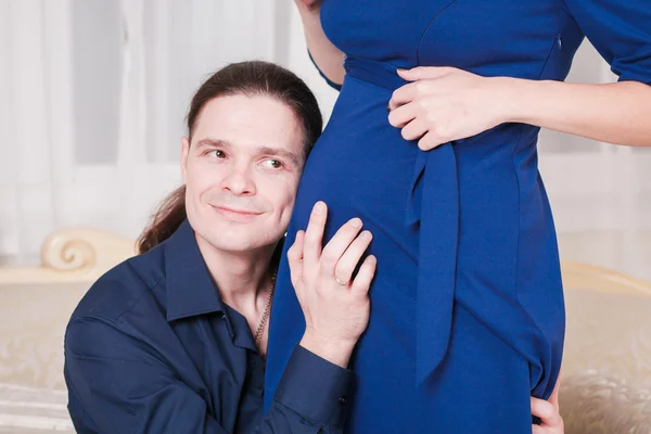 임신 배 남자의 손을 포옹합니다 — 스톡 사진
