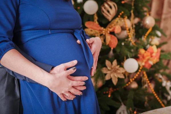 Abraços barriga grávida mão do homem — Fotografia de Stock