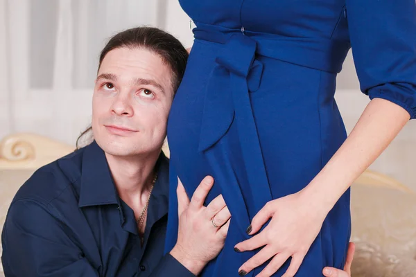 Hugs pregnant belly man's hand — Stock Photo, Image