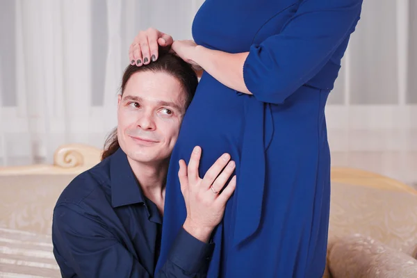 Abbracci coppia incinta — Foto Stock