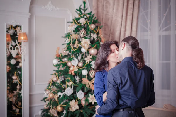 Junges Paar in der Nähe eines Weihnachtsbaums — Stockfoto