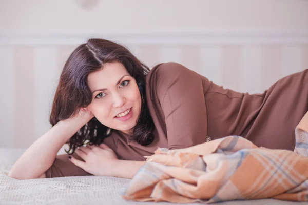 Pregnant woman in bedroom — Stock Photo, Image