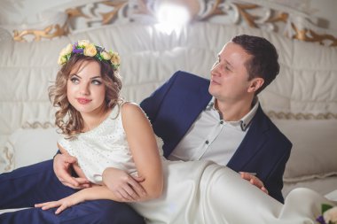 beyaz yatak odası düğün damat