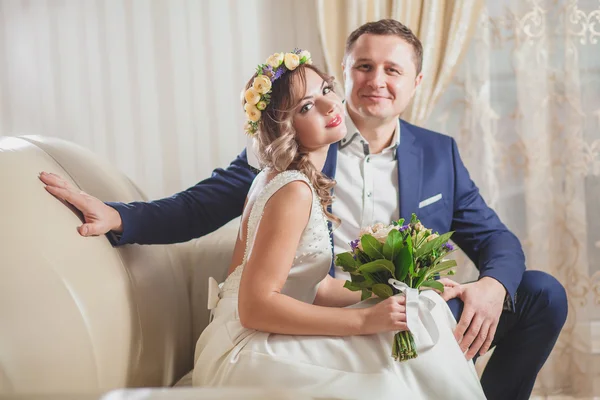 Casamento sentindo flores — Fotografia de Stock