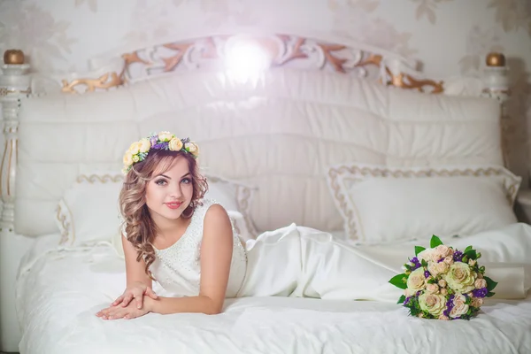 Interior cama de novia blanca —  Fotos de Stock