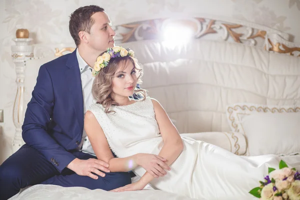 White bedroom wedding groom — Stock Photo, Image