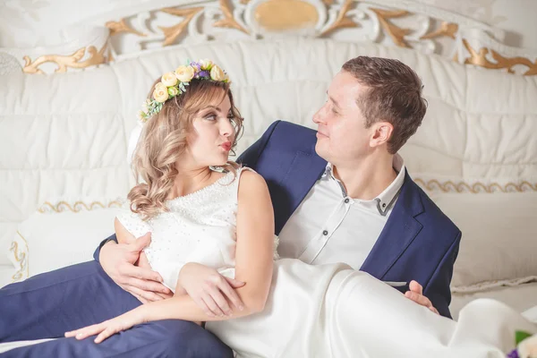 Bianco sposa letto sposo — Foto Stock