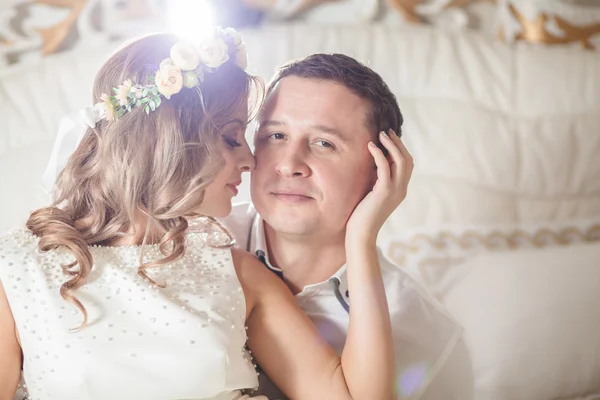 White bedroom wedding groom — Stock Photo, Image