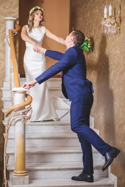 Casamento emoção escadas — Fotografia de Stock