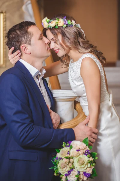 Bride groom hotel kiss — Stock Photo, Image