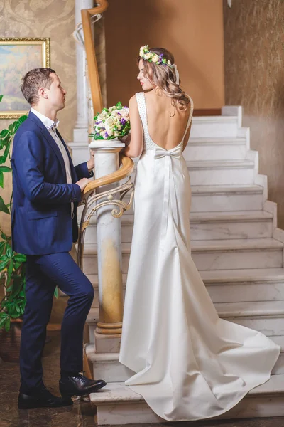 Passaggi sposa sposo hotel — Foto Stock