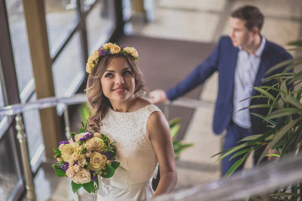 Novia sonriente escalera — Foto de Stock