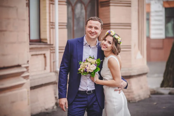 Abraços beijo casamento — Fotografia de Stock