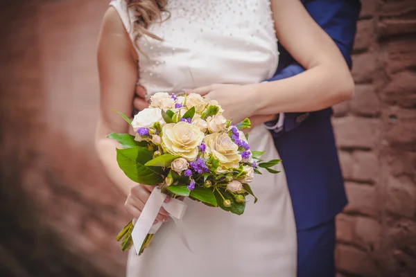 Wedding wall hugging — Stock Photo, Image