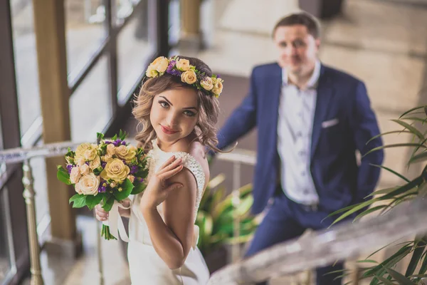 Novia sonriente escalera — Foto de Stock