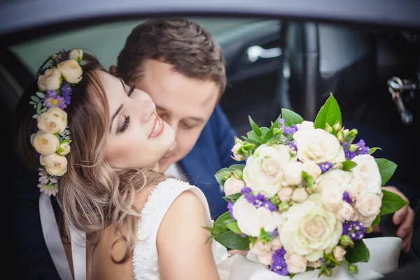 Sonrisa beso novia —  Fotos de Stock