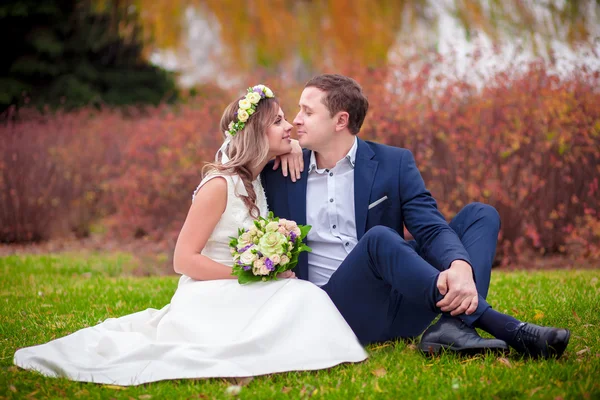 Bröllop gräs kiss — Stockfoto