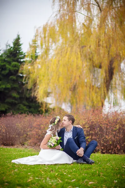 Wedding garden kiss — Stock Photo, Image