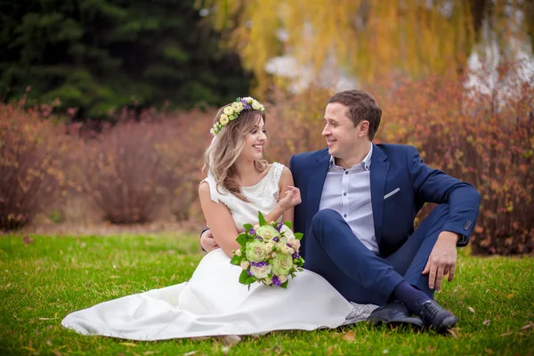 Wedding grass kiss — Stock Photo, Image