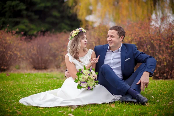 Casamento grama beijo — Fotografia de Stock