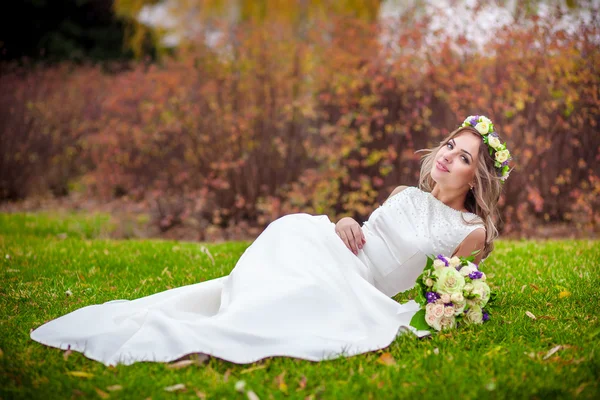 Bride grass park — Stock Photo, Image