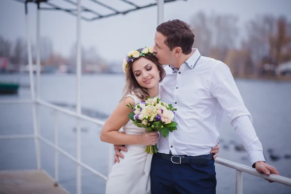 Novio novia muelle — Foto de Stock