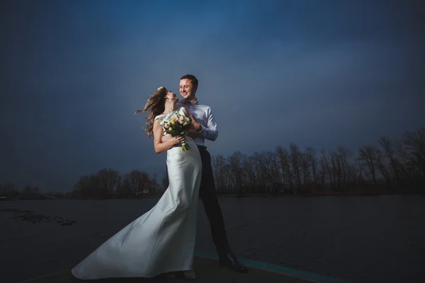 Pier bride groom night — Stock Photo, Image