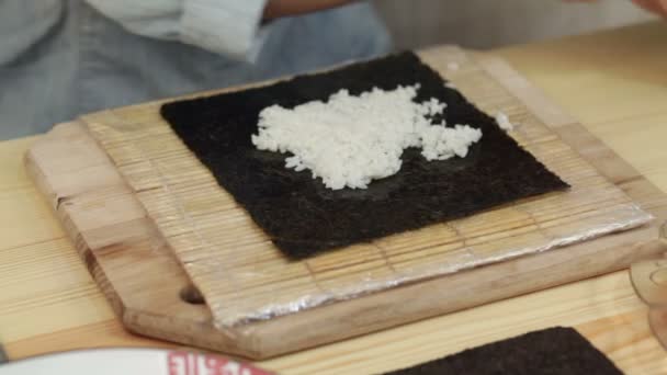 Ролльная домашняя мада суши — стоковое видео
