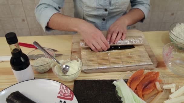 Roll zalm squid — Stockvideo