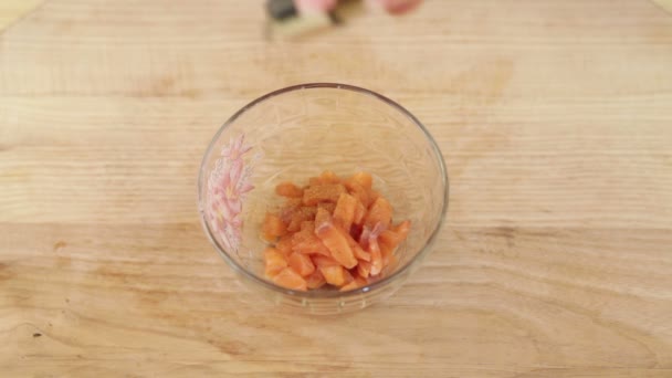 Mixing spoon salmon — Stok video