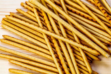 palitos de pan sobre la mesa