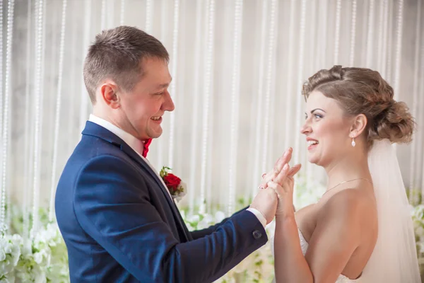 Sorriso sposo sposa — Foto Stock