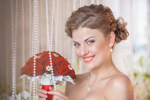 Noiva vermelho bouquet sorriso — Fotografia de Stock