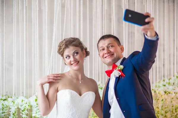 Bruden brudgummen telefon — Stockfoto