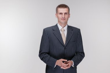 Siyah takım elbise işadamı