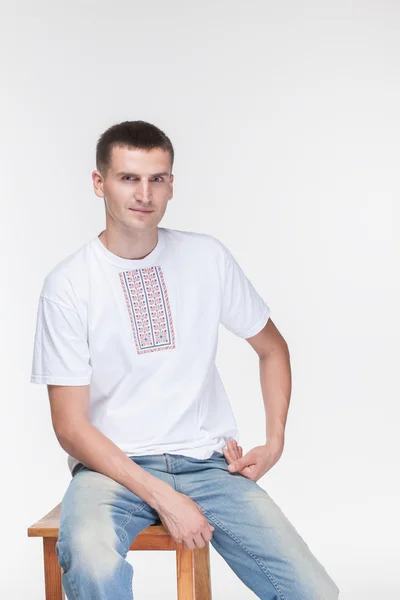 Мужчина в рубашке из Украины — стоковое фото