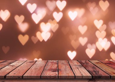 Kahverengi boş tahta masa üstü izole edilmiş kırmızı kalp arka planı. Öndeki ahşap tablo ürünlerinizi görüntülemek ya da montajlamak için kullanılabilir. Ürünün gösterimi için modelleyin.