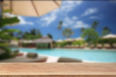 Boş Masa Üstü Yüzme Yüzme Havuzu Palmiye Ağaçları Deniz Sahili Öndeki ahşap tablo ürünlerinizi görüntülemek ya da montajlamak için kullanılabilir. Ürünün gösterimi için modelleyin.