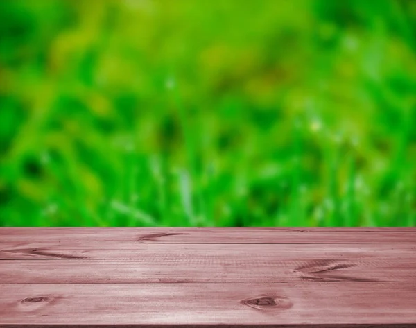 木製テーブルグラスガーデン公園広告表示緑のボケの背景 フロントの木製テーブルは 製品を表示またはモンタージュするために使用することができます — ストック写真