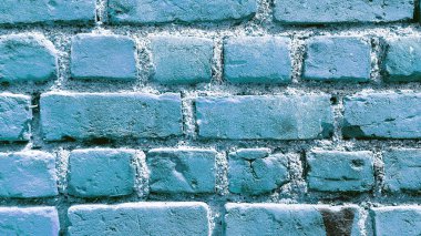 Kaba, eski tuğla duvarlı bir bina.