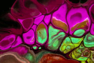 Siyah arkaplandaki parlak soyut sıvı sanat koyu mor ve mavi renkler. Sıvı akrilik bir tablo, altın renginde ve serpiştirilmiş. Dalgalar ve alev desenli suluboya arkaplan.