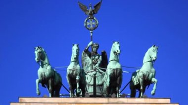 Sabahleyin Berlin 'deki Brandenburg Kapısı' nda. Almanya.