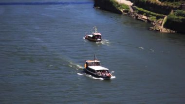 Porto, Portekiz 'deki Douro Nehri. Porto, Avrupa 'nın en popüler turizm merkezlerinden biridir..