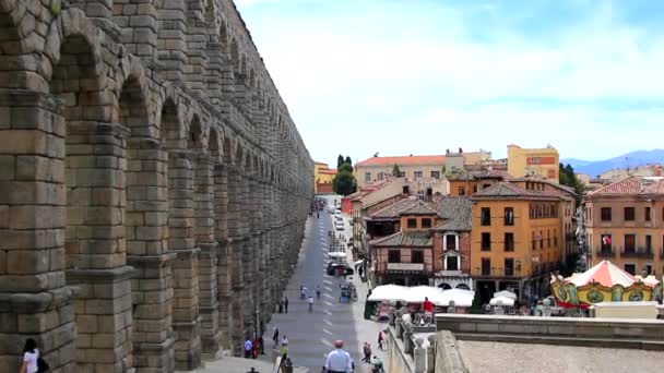 SEGOVIA, SPAIN, May 4, 2014: People are walking towards famous aqueduct at Naquvia, Spain — 图库视频影像