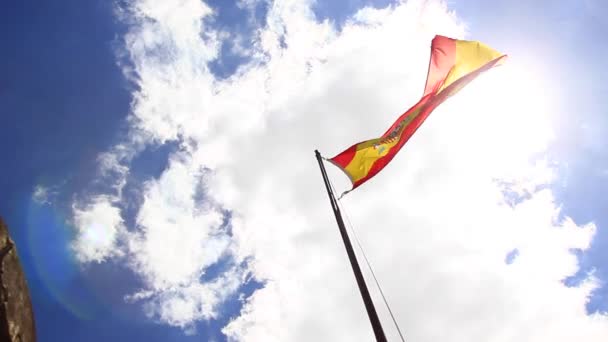 Bandera de España ondeando en Cantabria, España — Vídeo de stock