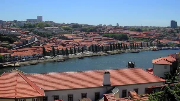 Floden Douro i Porto, Portugal. Porto är ett av de mest populära turistmålen i Europa. — Stockvideo