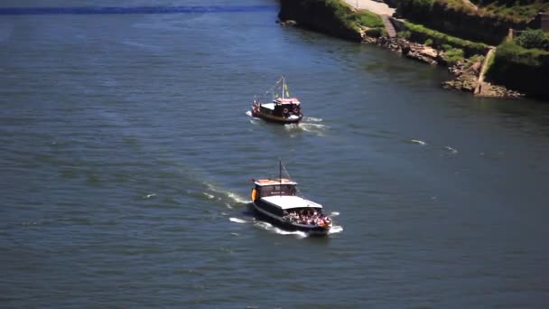 Porto, Portekiz 'deki Douro Nehri. Porto, Avrupa 'nın en popüler turizm merkezlerinden biridir.. — Stok video