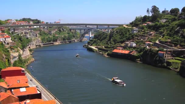 Le fleuve Douro à Porto, Portugal. Porto est l'une des destinations touristiques les plus populaires en Europe. — Video