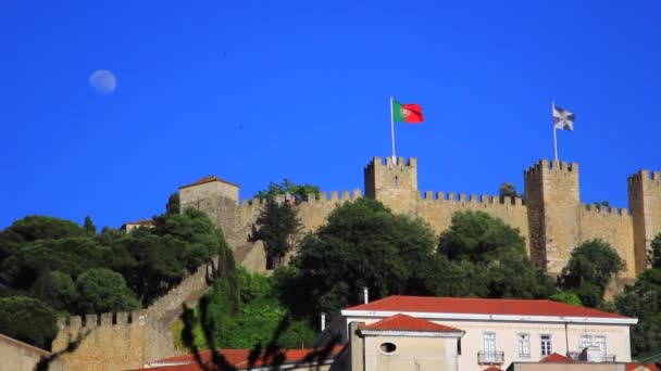 Portugal, Lisboa, Vista do Castelo de São Jorge com a Lua — Vídeo de Stock